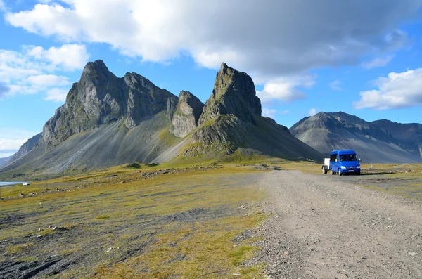 IJsland, augustus, 17, 2014, blauwe auto in de bergen — Stockfoto