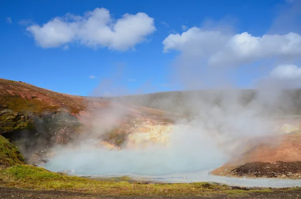 Islande, sources chaudes dans les montagnes — Photo