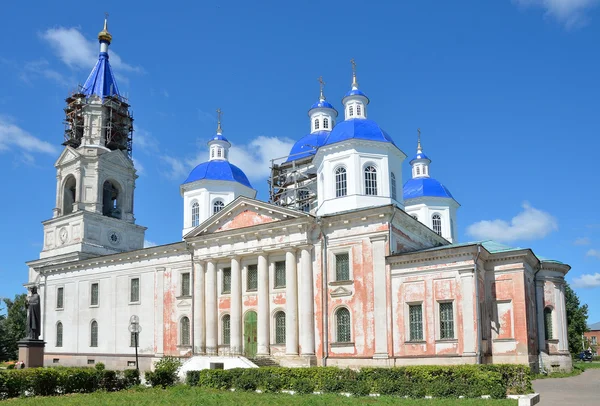 Kashin, région de Tver. La cathédrale de la Résurrection et le monument à Anna Kashinskaya — Photo