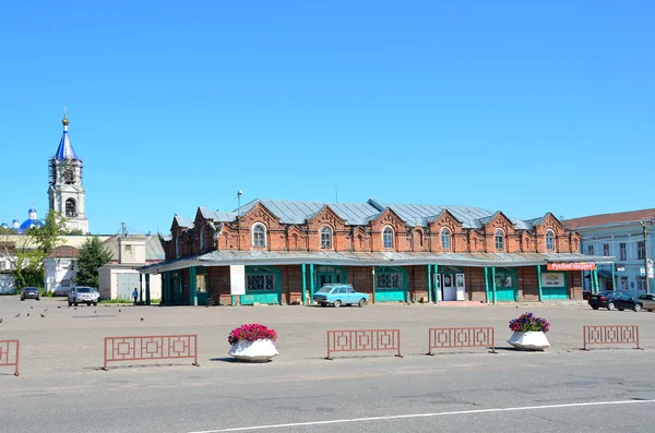 Kashin, región de Tver, Rusia, 26 de julio de 2014. Escena rusa: coches en el centro de Kashin — Foto de Stock