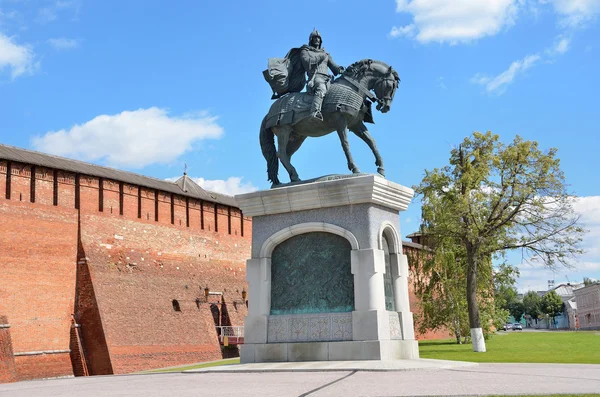 Kolomna, Rusia, Junio, 29,2014, Escena rusa: Gente caminando cerca del muro del Kremlin, el monumento a Dmitry Donskoy —  Fotos de Stock