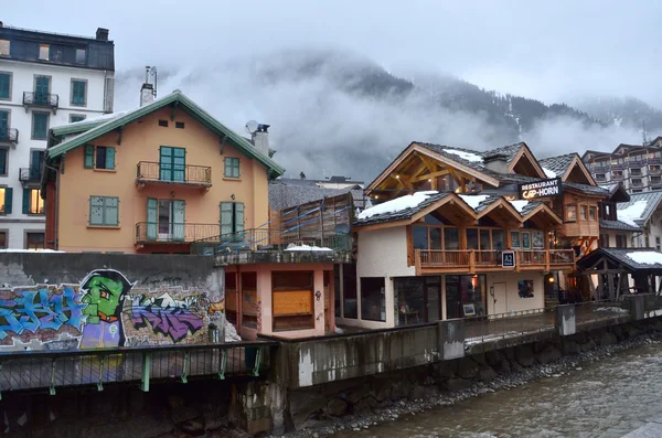 Chamonix, França, 08 de março de 2013. Pessoas caminhando no resort de esqui e montanhismo de Chamonix na chuva e nevoeiro — Fotografia de Stock