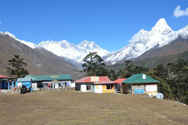 Tenboche, Nepal, 23 de octubre de 2013. El pueblo de Tenboche, vista de los picos del Himalaya: Everest, Lhotse, Amadablam — Foto de Stock