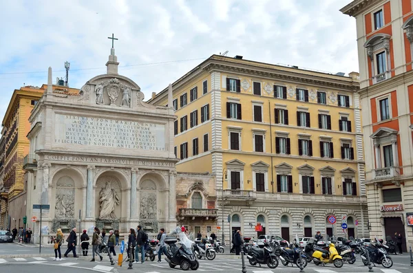 2013年3月17日 意大利罗马 在摩西喷泉附近的圣贝尔纳多广场上的人和汽车 — 图库照片
