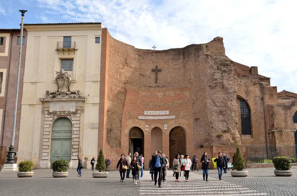 Rome, Italy, March 17, 2013, People walking near Basilica of Santa Maria degli Angeli e dei Martiri in Rome — Stockfoto