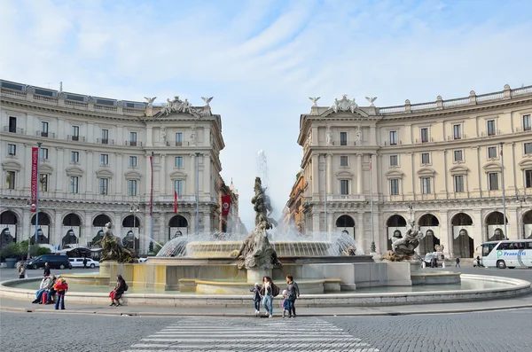 2013 年 3 月 17 日，罗马，意大利人在罗马共和国广场上散步 — 图库照片