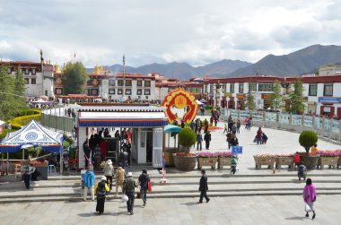 Tibet, Lhasa, Çin, Ekim, 04, 2013. İnsanlar tarihi merkezi olan Lhasa içinde
