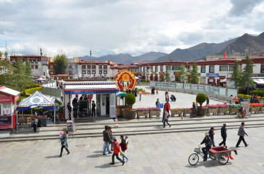 Tibet, Lhasa, Çin, Ekim, 04, 2013. İnsanlar tarihi merkezi olan Lhasa içinde