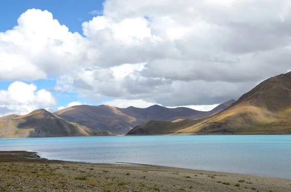 Plateau tibétain, lac sacré Yamdrok Tso — Photo