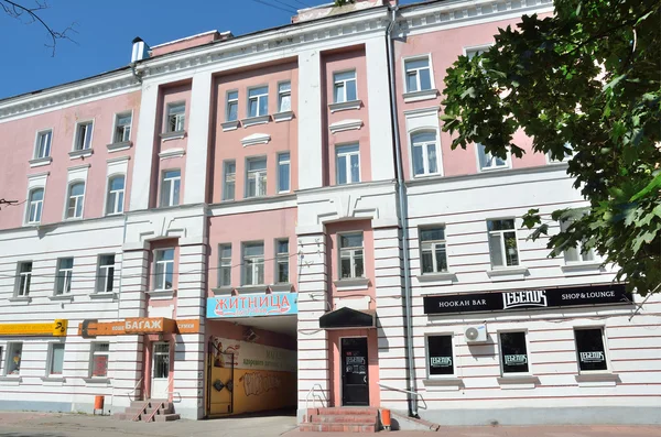 Tver, russland, 27. juli 2014. russische szene: nobody, architektur von tver, radishcheva street, d. 5 — Stockfoto