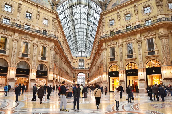 Miitaln, Itálie, březen, 13, 2013. Lidé chodící v Galleria Vittorio Emanuele na Piazza Duomo — Stock fotografie