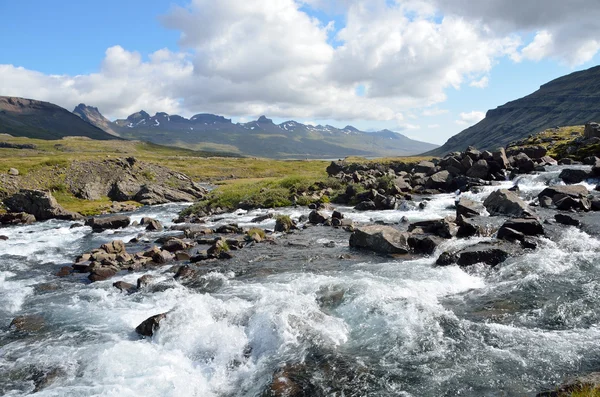 Τοπία της Ισλανδίας, ποτάμι βουνό — Φωτογραφία Αρχείου