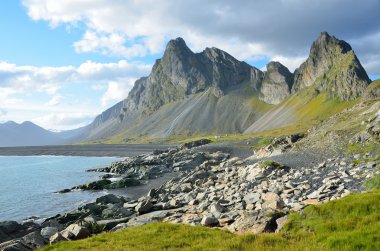 İzlanda, dağlar ve okyanus manzaraları