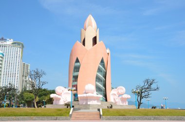 Nha Trang dolgu üzerinde bir Lotus şeklinde binada. Vietnam