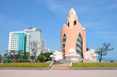 Nha Trang dolgu üzerinde bir Lotus şeklinde binada. Vietnam
