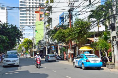 Nha Trang, Vietnam, 25 Ocak 2015, Vietnamca sahne: insanlar Nha Trang sokakta yürürken, insanlar