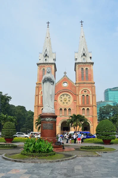 Saigon, Vietnam, January, 20, 2015.People walking near Cathedral Notre-Dame de Saigon — ストック写真