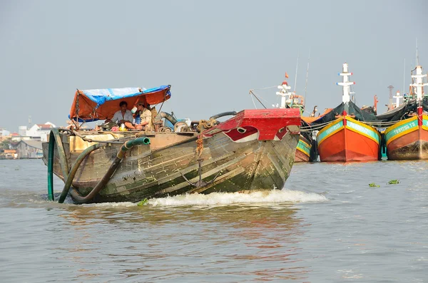 Mekong, Vietnam, 21 de enero de 2015. Pesca y barcos turísticos en el valle del río Mekong en Vietnam — Foto de Stock