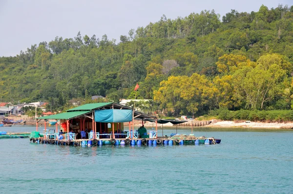 Nha Trang, Vietnam, 22 Ocak 2015. Vietnam Nha Trang Bay Yüzen çiftlik deniz ürünleri — Stok fotoğraf