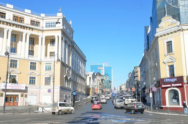 Vladivostok (Rusland), januari, 06, 2015. Auto's op Ocean Avenue (Okeansky vooruitzicht) — Stockfoto