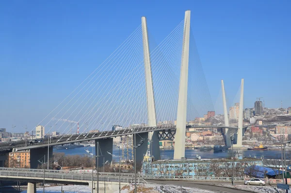Вид на мост через залив Золотой Рог во Владивостоке — стоковое фото