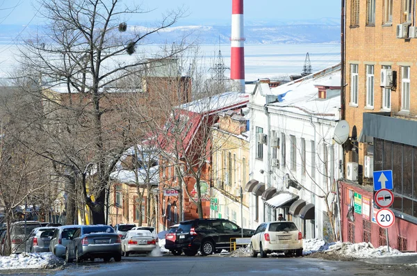 Vladivostok, Rusya, 06 Ocak 2015. Vladivostok Aleutskaya sokakta arabalar — Stok fotoğraf