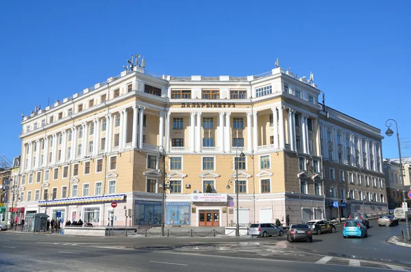 Wladiwostok, russland, 6. januar 2015, autos in der nähe der fernöstlichen fischeruniversität in wlsdiwostok — Stockfoto