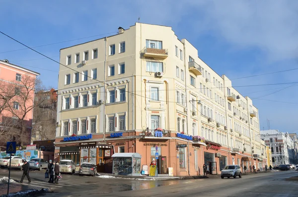 Vladivostok, Rusland, 09 januari 2015. Auto's op de Svetlanskaya straat in de buurt van de oostelijke oever — Stockfoto