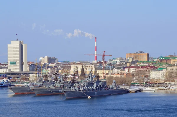 Vladivostok, Rusia, 09 de enero de 2015. Escena rusa: nadie, buques de guerra en las aguas de la Bahía de Pedro el Grande — Foto de Stock