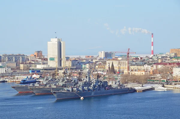 Vladivostok, Rusia, 09 de enero de 2015. Escena rusa: nadie, buques de guerra en las aguas de la Bahía de Pedro el Grande — Foto de Stock