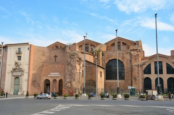 Roma, Italia, 17 de marzo de 2013, Gente caminando cerca de la Basílica de Santa Maria degli Angeli e dei Martiri en Roma —  Fotos de Stock