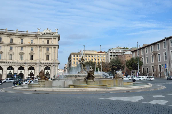 Rzym, Włochy, marca 17, 2013, ludzi chodzących na placu Republiki w Rzymie — Zdjęcie stockowe