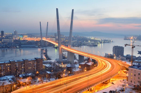 Vista nocturna del puente sobre la bahía del cuerno de oro en Vladivostok Imagen de stock