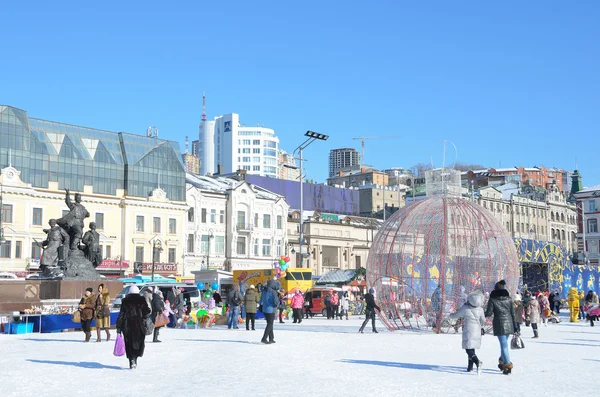 Vladivostok, Rusia, 6 de enero de 2015, Gente caminando por la plaza de los Combatientes de la revolución en Vladivostok en invierno —  Fotos de Stock