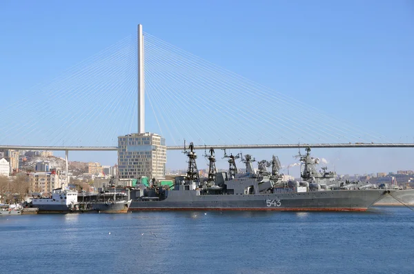 Vladivostok, Rusia, 09 de enero de 2015. Escena rusa: nadie, buques de guerra en las aguas de la Bahía de Pedro el Grande — Foto de Stock