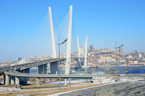 Blick auf die Brücke über die Goldene Horn-Bucht in Wladiwostok — Stockfoto