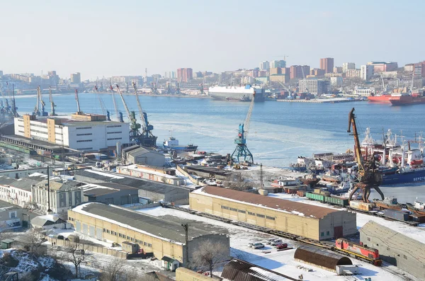 Vladivostok, Rusia, 09 de enero de 2015. Escena rusa: nadie, Puerto pesquero en Vladivostok — Foto de Stock