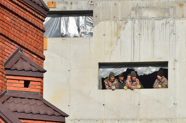 Vladivostok, Rusya, 13 Ocak 2015. Yasadışı göçmenler bir ev inşa ediyoruz