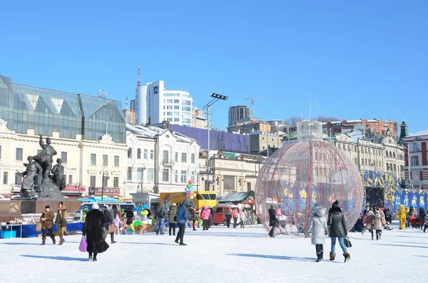 Vladivostok, Rusia, 6 Januari 2015, Orang-orang berjalan di alun-alun Pejuang revolusi di Vladivostok pada musim dingin — Stok Foto