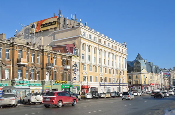 Vladivostok, Rusia, 09 de enero de 2015. Escena rusa: coches en la calle Svetlanskaya —  Fotos de Stock