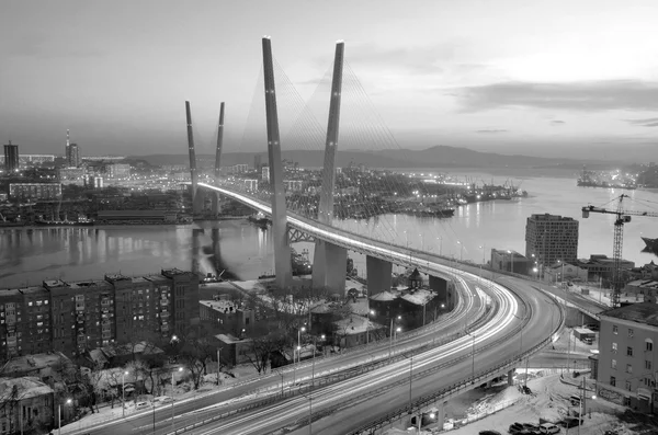 Vista del puente sobre la bahía del cuerno de oro en Vladivostok — Foto de Stock