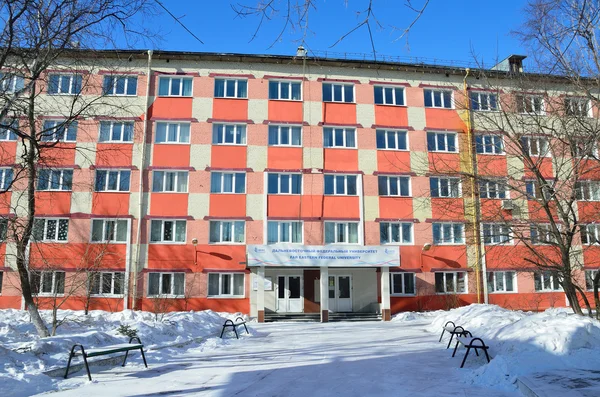 Vladivostok, Russia, January, 09, 2015. Russian scene: nobody, One of the old buildings of far Eastern Federal University (FEFU) on Ocean Avenue in Vladivostok — Stock Fotó