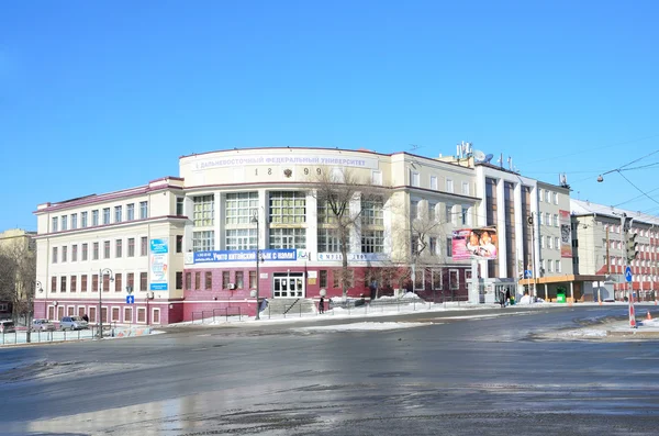 Vladivostok, Rusko, 06 ledna 2015, auta poblíž jedné ze starých budov Dálněvýchodní federální univerzity (Fefu) na Ocean Avenue v Vladivostok — Stock fotografie