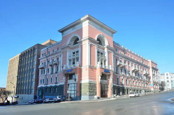 Vladivostok, Rússia, 06 de janeiro de 2015, Carros perto de um dos edifícios antigos da Universidade Federal do Extremo Oriente (FEFU) na Ocean Avenue em Vladivostok — Fotografia de Stock