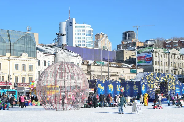 Wladiwostok, russland, 6. Januar 2015, Menschen gehen im Winter auf dem Platz der Kämpfer der Revolution in wladiwostok — Stockfoto