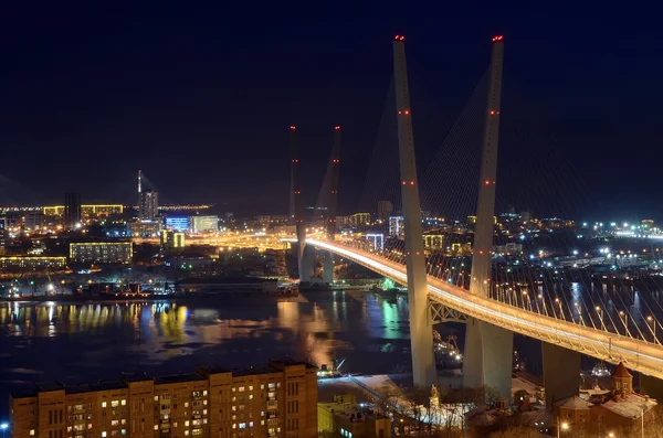 Vista nocturna del puente sobre la bahía del cuerno de oro en Vladivostok — Foto de Stock