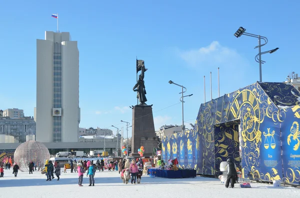 Vladivostok, Rússia, 06 de janeiro de 2015. Pessoas andando em frente ao edifício da administração regional na praça da Revolução Fighters 0f no centro da cidade no inverno Fotografia De Stock