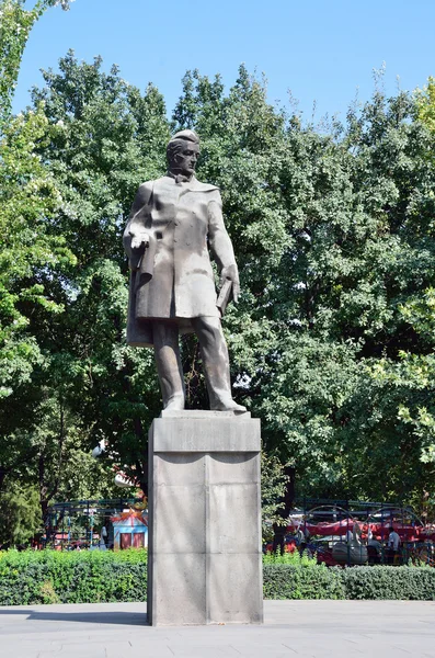 Ereván, Armenia, 06 de septiembre de 2014. Escena armenia: Nadie, el monumento a Alexander Griboedov — Foto de Stock