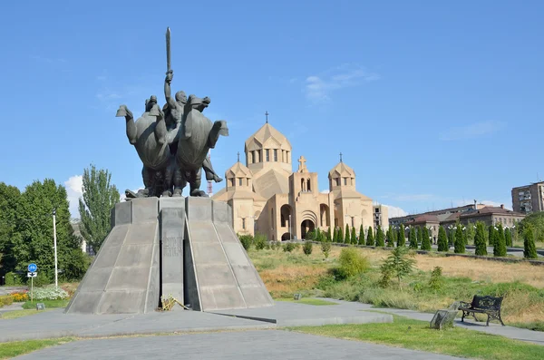 Erevan, Armenia, 06 settembre 2014, scena armena: Nessuno, Il monumento al generale Ozanian (Zoravar Andranik) di fronte alla Cattedrale di Gregorio Illuminatore a Erevan — Foto Stock