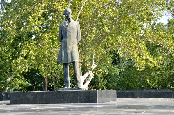 Ereván, Armenia, 07 de septiembre de 2014. Nadie, el monumento a M. Nalbandyan en Ereván — Foto de Stock